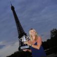 Maria Sharapova, quelques heures après son triomphe à Roland-Garros, a pris la pose avec la coupe Suzanne Lenglen devant la Tour Eiffel, à Paris, le 9 juin 2012.