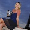 Maria Sharapova, très glamour quelques heures après son triomphe à Roland-Garros, a pris la pose avec la coupe Suzanne Lenglen devant la Tour Eiffel, à Paris, le 9 juin 2012.