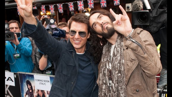 Tom Cruise entouré de bombes : Rock Forever attitude pour la star de 49 ans