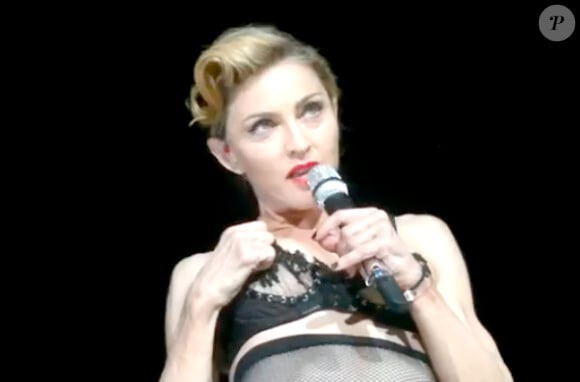 Madonna dévoile l'un de ses seins à Istanbul jeudi 7 mai 2012 en Turquie