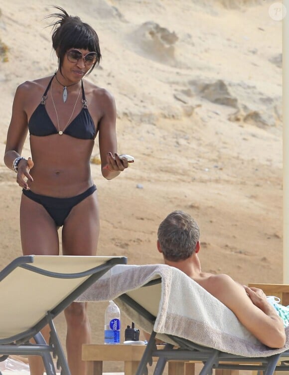 Naomi Campbell superbe pour son homme Vladimir Doronin. À Ibiza, le 9 juin 2012.