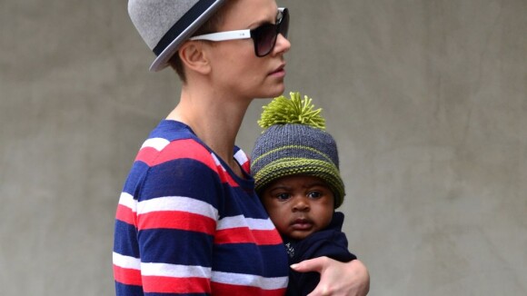 Charlize Theron et son petit Jackson : L'actrice s'est rasé la tête !