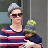 Charlize Theron et son fils Jackson, 6 mois, dans les rues de Los Angeles, le 11 juin 2012.