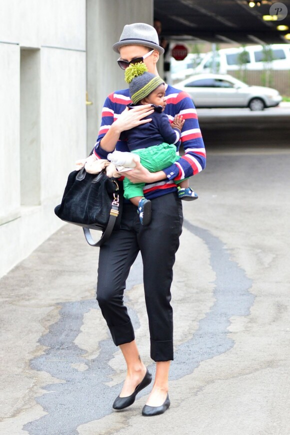 Charlize Theron et son fils Jackson dans les rues de Los Angeles, le 11 juin 2012.