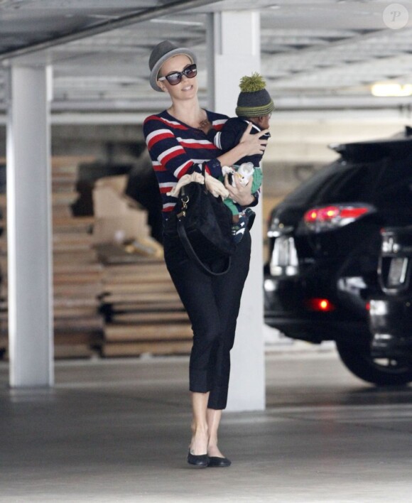 Charlize Theron et son fils de 6 mois Jackson à Los Angeles, le 11 juin 2012.