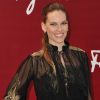 Hilary Swank, ravissante et habillée d'un look de la collection automne 2012, assiste au défilé Croisière 2013 de Salvatore Ferragamo à la Galerie Denon au Louvre. Paris, le 12 juin 2012.