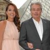 Alain et Anouchka Delon, un duo père-fille stylé pour assister au défilé Croisière 2013 de Salvatore Ferragamo à la Galerie Denon au Louvre. Paris, le 12 juin 2012.