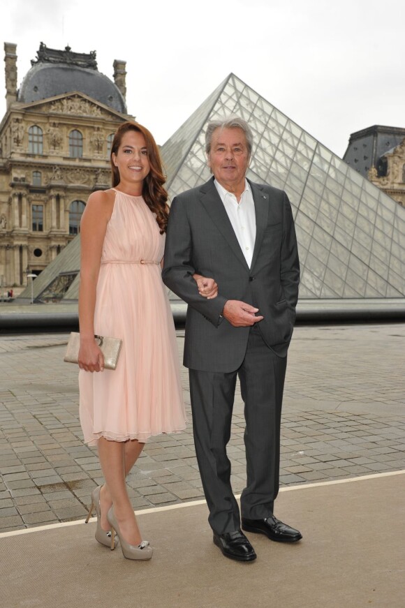 Alain et Anouchka Delon, un duo père-fille stylé pour assister au défilé Croisière 2013 de Salvatore Ferragamo à la Galerie Denon au Louvre. Paris, le 12 juin 2012.