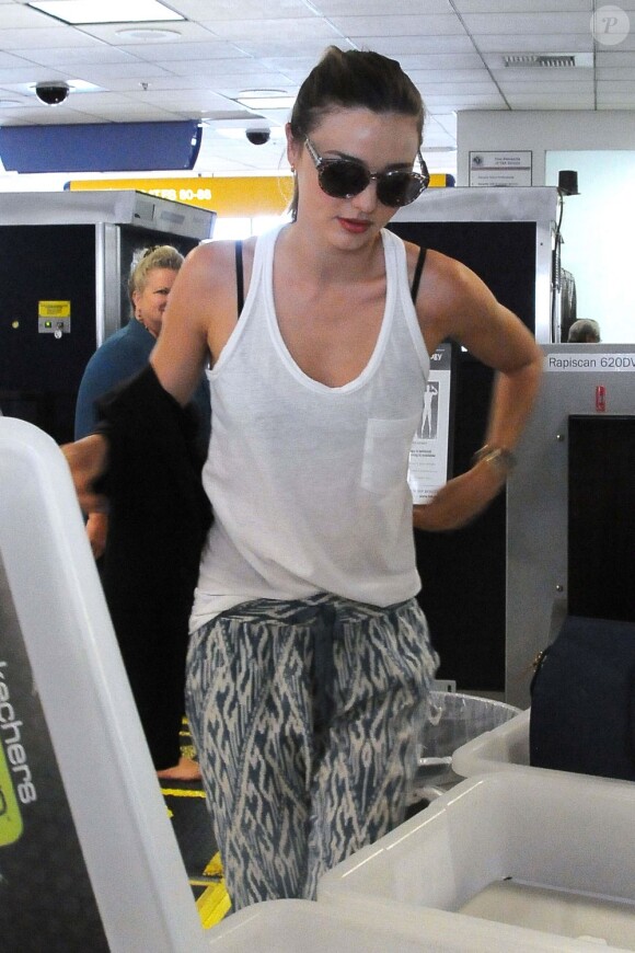 Miranda Kerr, stylée et relax à l'aéroport de Los Angeles, le 12 juin 2012.