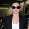 Derrière des lunettes Stella McCartney se cache Miranda Kerr, une trendsetteuse habillée d'un blazer Dior Homme, d'un débardeur blanc et d'un pantalon Joie. Un sac Yves Saint Laurent et des souliers Christian Louboutin parachèvent son look parfait. Los Angeles, le 12 juin 2012.
