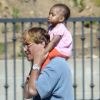 Aaron Sorkin et la petite merveille Gemma Rose, fille de Kristin Davis  le 3 juin 2012 à Los Angeles