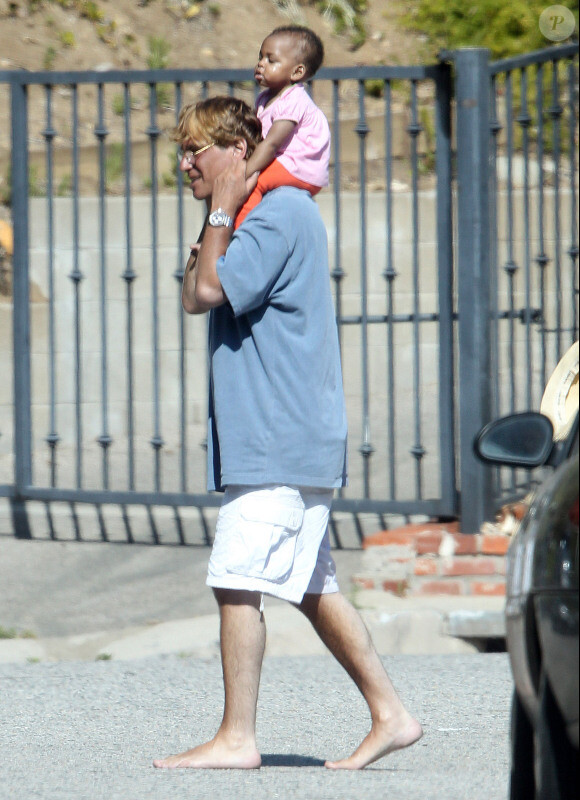 Aaron Sorkin et la petite merveille Gemma Rose, fille de Kristin Davis  le 3 juin 2012 à Los Angeles
