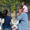 Kristin Davis, son homme Aaron Sorkin et la petite merveille Gemma Rose très complices le 3 juin 2012 à Los Angeles