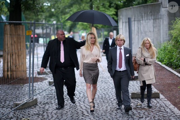 Pamela Anderson arrive à Francfort en Allemagne, avec l'avocat Oliver Wallasch le 13 juin 2012