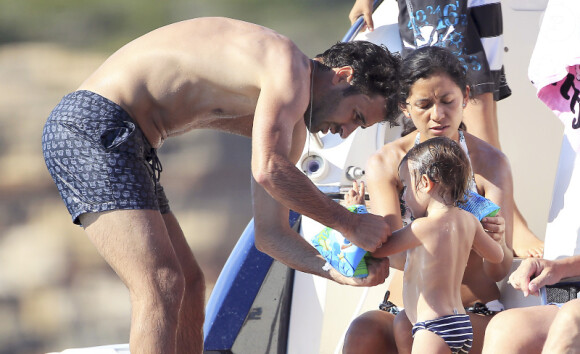 Raúl, sa femme Mamen Sanz et leurs enfants profitent de leurs vacances du côté de Formentera dans l'archipel des Baléares le 13 juin 2012