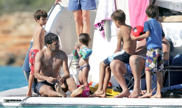 Raúl, sa femme Mamen Sanz et leurs enfants profitent de leurs vacances du côté de Formentera dans l'archipel des Baléares le 13 juin 2012