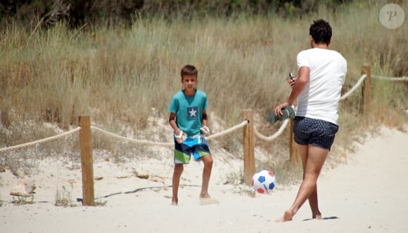 Raúl, jamais loin d'un ballon, même en vacances du côté de Formentera dans l'archipel des Baléares le 13 juin 2012