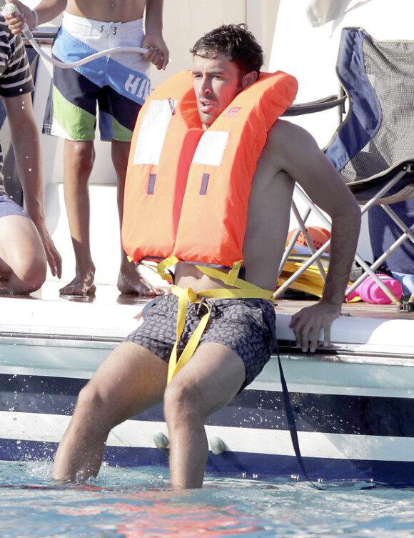 Raúl, rassuré à l'idée de faire du ski nautique devant ses enfants sur l'île de Formentera dans l'archipel des Baléares le 13 juin 2012