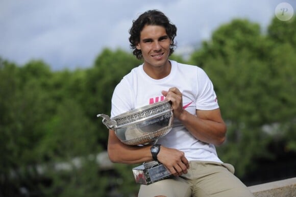 Rafael Nadal pose avec son trophée après sa victoire à Roland-Garros, à Paris, le 11 juin 2012.