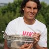 Rafael Nadal pose avec son trophée après sa victoire à Roland-Garros, à Paris, le 11 juin 2012.