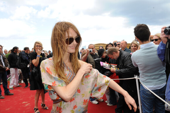 Vanessa Paradis lors du photocall du film Je me suis fait tout petit, au festival du film romantique de Cabourg, le 16 juin 2012