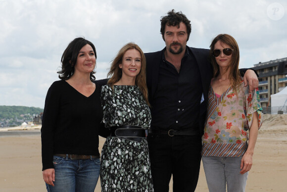 La réalisatrice Cecilia Rouaud, Léa Drucker, Denis Ménochet et Vanessa Paradis lors du photocall du film Je me suis fait tout petit, au festival du film romantique de Cabourg, le 16 juin 2012