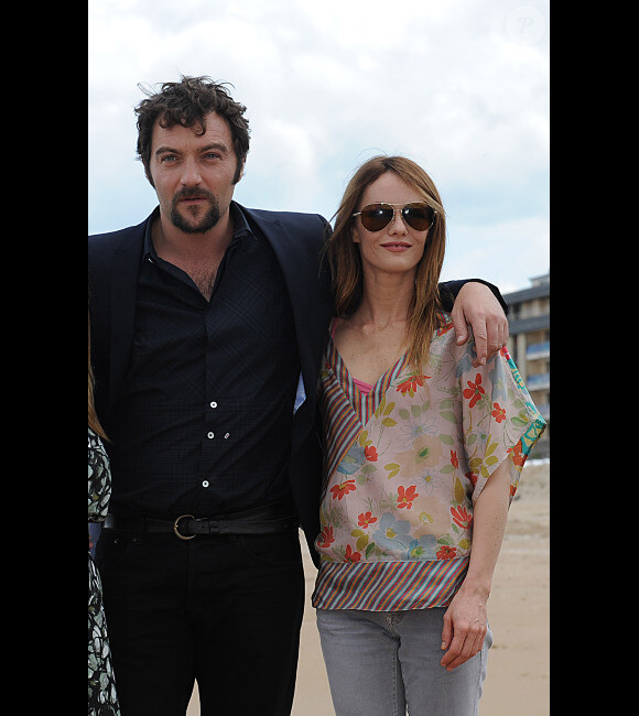 Denis Ménochet et Vanessa Paradis lors du photocall du film Je me suis fait tout petit, au festival du film romantique de Cabourg, le 16 juin 2012