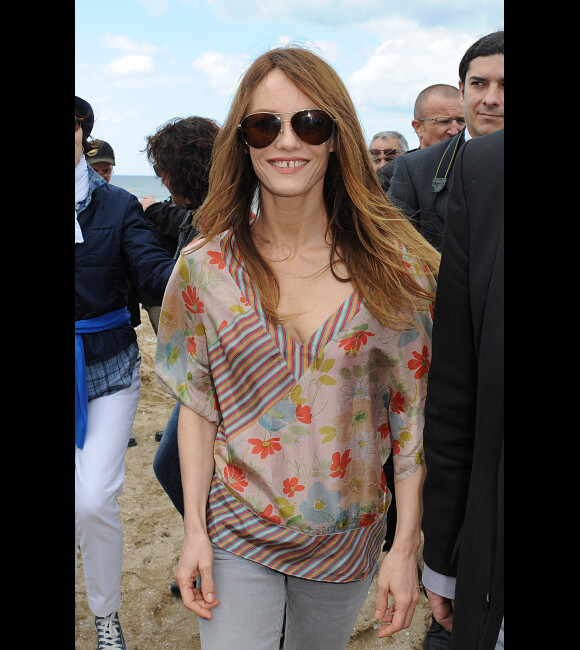 Vanessa Paradis lors du photocall du film Je me suis fait tout petit, au festival du film romantique de Cabourg, le 16 juin 2012