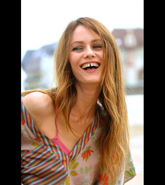 Vanessa Paradis lors du photocall du film Je me suis fait tout petit, au festival du film romantique de Cabourg, le 16 juin 2012