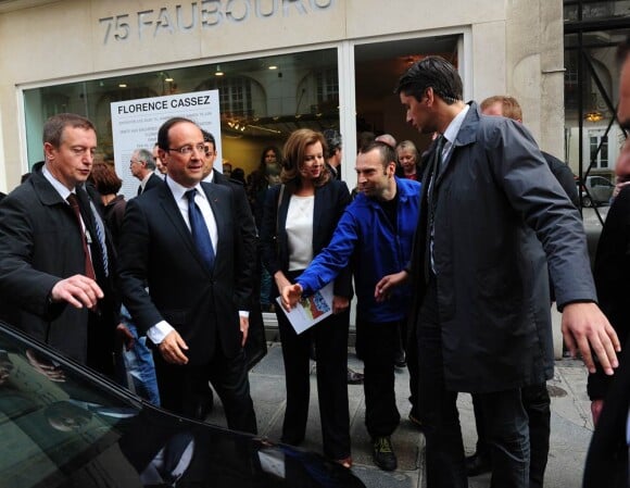 Le président François Hollande et Valérie Trierweiler lors de la vente aux enchères exceptionnelle des toiles de Florence Cassez, à Paris, le 16 juin 2012.