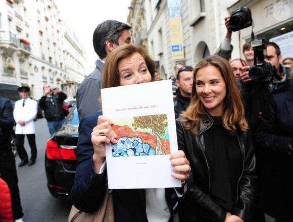 Melissa Theuriau et Valérie Trierweiler lors de la vente aux enchères exceptionnelle des toiles de Florence Cassez, à Paris, le 16 juin 2012.