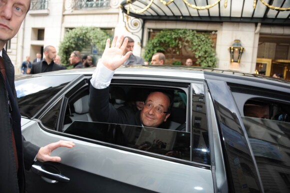 François Hollande quitte la vente aux enchères exceptionnelle des toiles de Florence Cassez, à Paris, le 16 juin 2012.