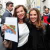 Melissa Theuriau et Valérie Trierweiler lors de la vente aux enchères exceptionnelle des toiles de Florence Cassez, à Paris, le 16 juin 2012.