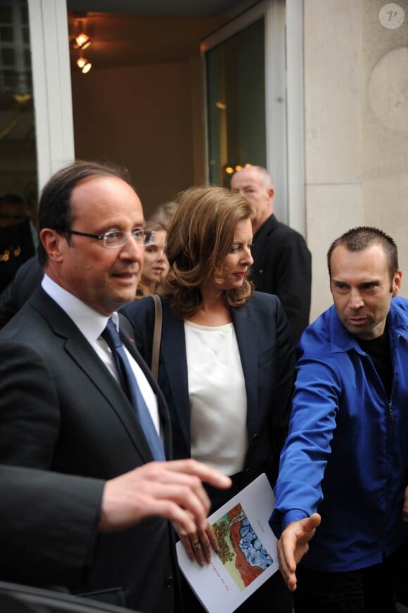 François Hollande et Valérie Trierweiler lors de la vente aux enchères exceptionnelle des toiles de Florence Cassez, à Paris, le 16 juin 2012.