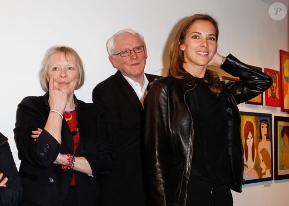 Melissa, aux côtés des parents de Florence Cassez, lors de la vente aux enchères des toiles de Florence Cassez, à Paris, le 16 juin 2012.