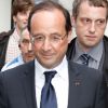 François Hollande lors de la vente aux enchères des toiles de Florence Cassez, à Paris, le 16 juin 2012.