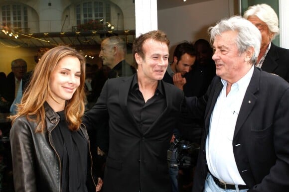 Melissa, Franck Dubosc et Alain Delon lors de la vente aux enchères des toiles de Florence Cassez, à Paris, le 16 juin 2012.