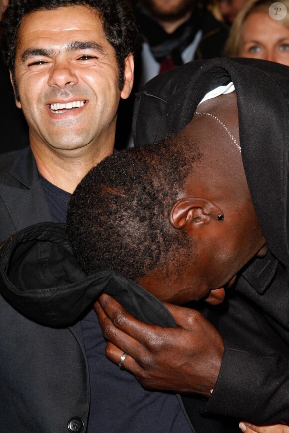 Jamel et Omar lors de la vente aux enchères des toiles de Florence Cassez, à Paris, le 16 juin 2012.