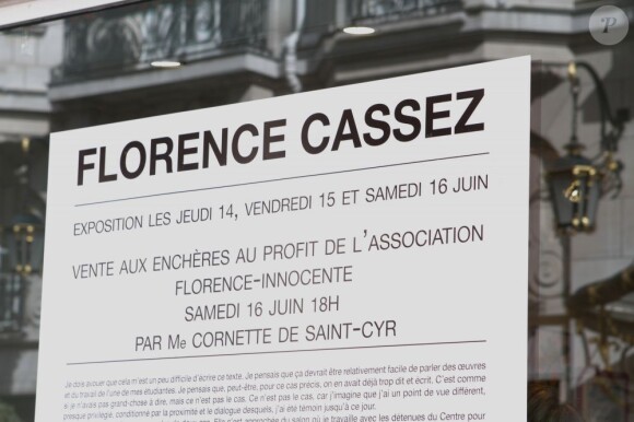 Vente aux enchères des toiles de Florence Cassez, à Paris, le 16 juin 2012.