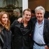 Melissa, Franck Dubosc et Alain Delon lors de la vente aux enchères des toiles de Florence Cassez, à Paris, le 16 juin 2012.