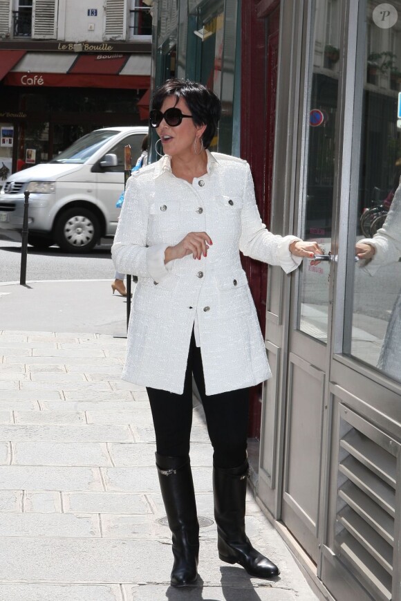 Kris Jenner, la mère de Kim Kardashian dans les rues de Paris le 17 juin 2012