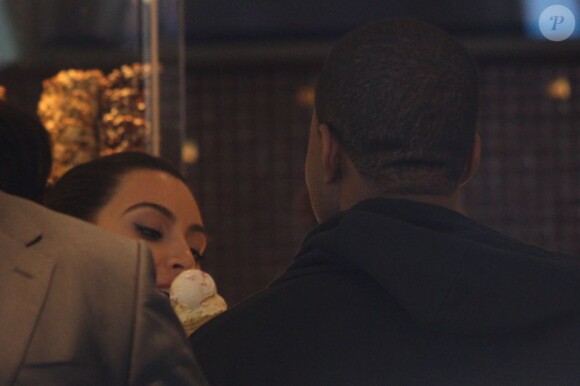 Kanye West, Kim Kardashian et Kris Jenner vont s'acheter une glace à Paris le 17 juin 2012
