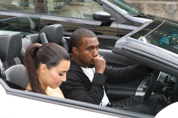 Kanye West et Kim Kardashian se promènent dans une Lamborghini blanche dans les rues de Paris le 17 juin 2012