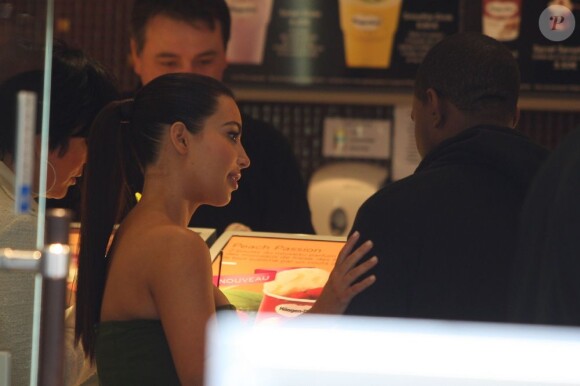 Kanye West, Kim Kardashian, et Kris Jenner vont s'acheter une glace à Paris le 17 juin 2012