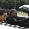 Kanye West et Kim Kardashian se promènent dans une Lamborghini blanche dans les rues de Paris le 17 juin 2012