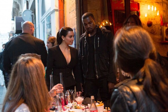 Amoureux, Kim Kardashian et Kanye West vont dîner au restaurant Ferdi, à Paris, le 17 juin 2012