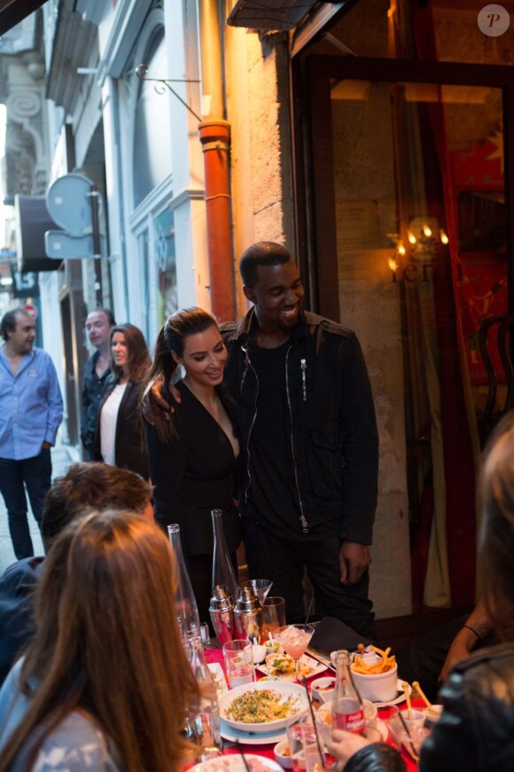 Kim Kardashian et Kanye West vont dîner au restaurant Ferdi, à Paris, le 17 juin 2012