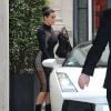 Kim Kardashian, sublime dans sa robe Stella McCartney, monte à bord d'une Lamborghini blanche à Paris le 18 juin 2012