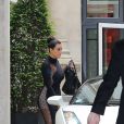 Kim Kardashian, sublime dans sa robe Stella McCartney, monte à bord d'une Lamborghini blanche à Paris le 18 juin 2012