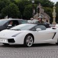 Suivis par des photographes, Kanye West et Kim Kardashian à bord d'une Lamborghini blanche à Paris le 18 juin 2012